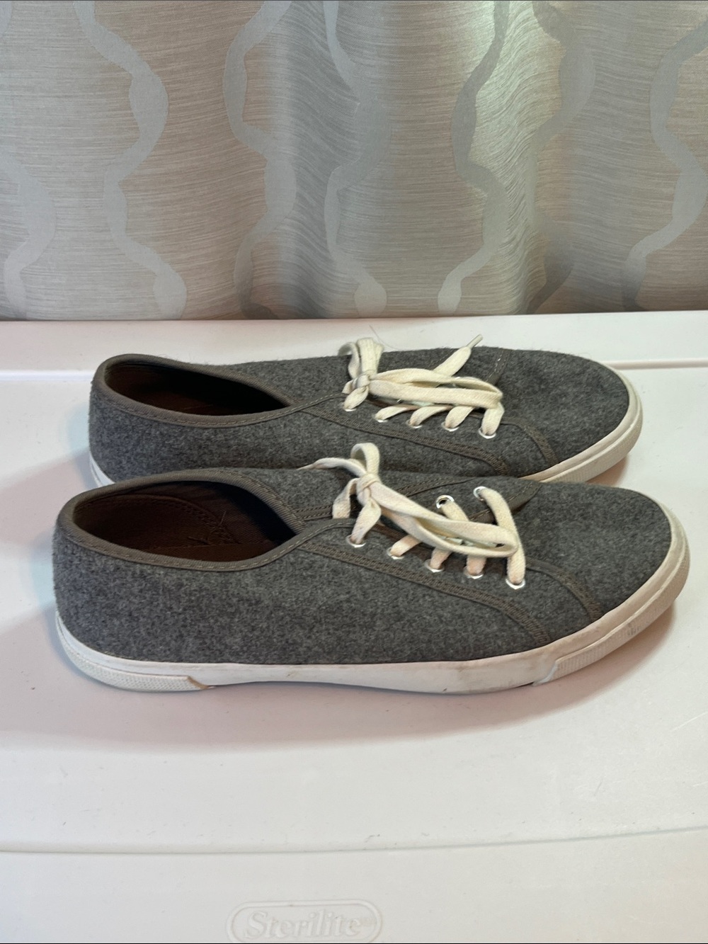 Old Navy Low Top Canvas Sneakers Gray Size 9‎